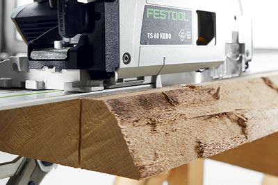 Prim-plan al un ferăstrău circular Festool care taie lemn