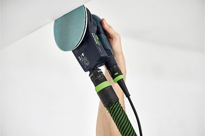 Colţul este şlefuit cu şlefuitorul şi materialul abraziv reticular