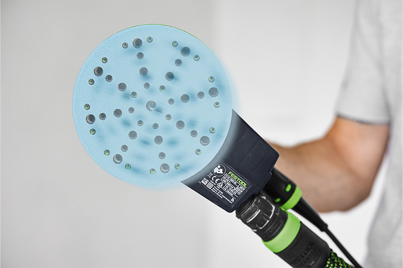 Materialul abraziv se mişcă la şlefuitorul cu excentric