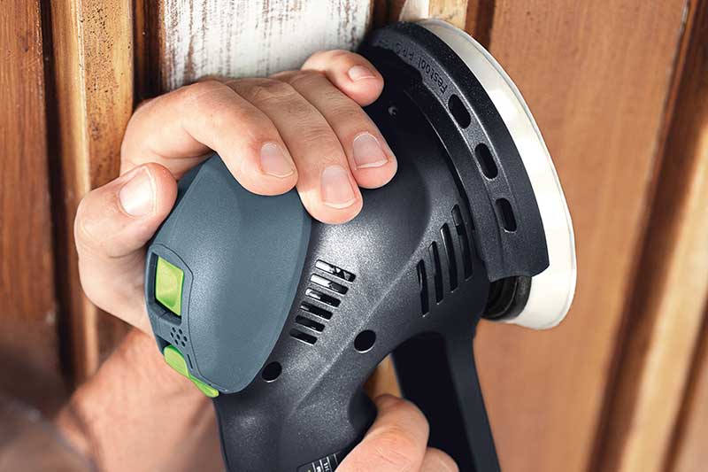 O muchie de lemn este şlefuită cu materialul abraziv Rubin