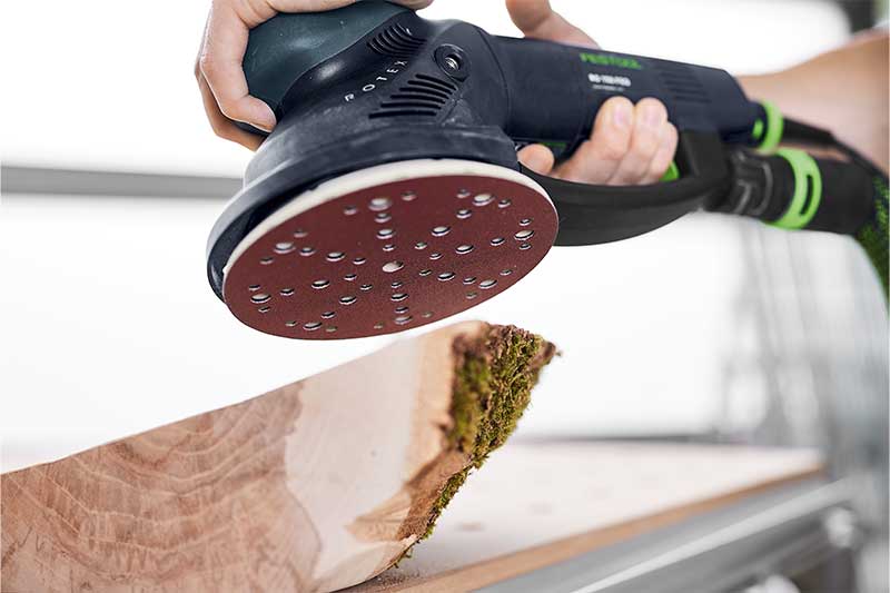 O bucată de lemn este şlefuită cu şlefuitorul Rotex şi material abraziv Rubin potrivit