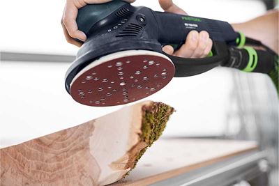 O bucată de lemn este şlefuită cu şlefuitorul Rotex şi material abraziv Rubin potrivit