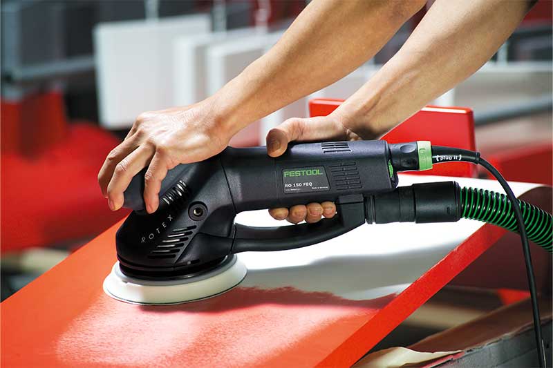 O suprafaţă roşie este prelucrată cu ajutorul unui şlefuitor Rotex