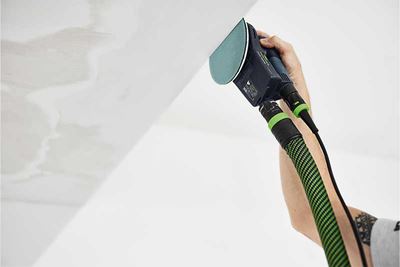 Un şlefuitor Festool cu talpa de şlefuire în uz